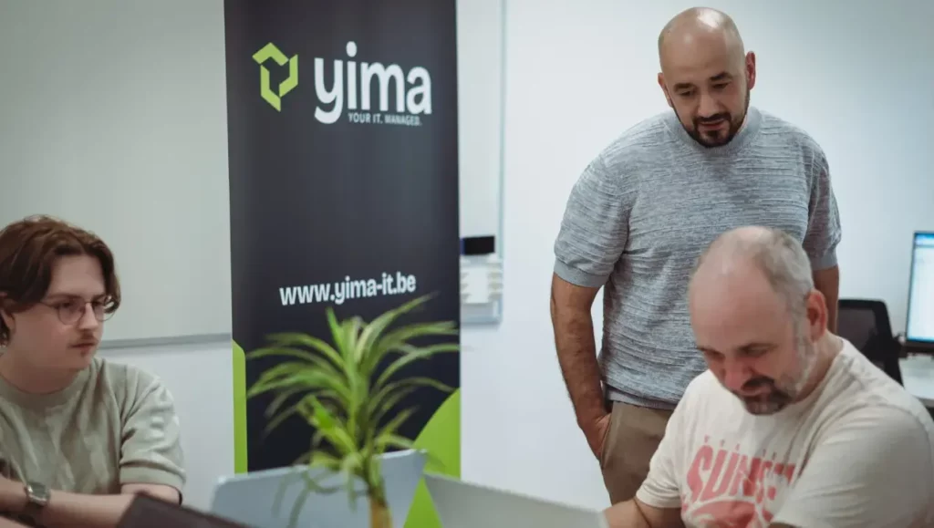 L'équipe Yima autour d'un ordinateur