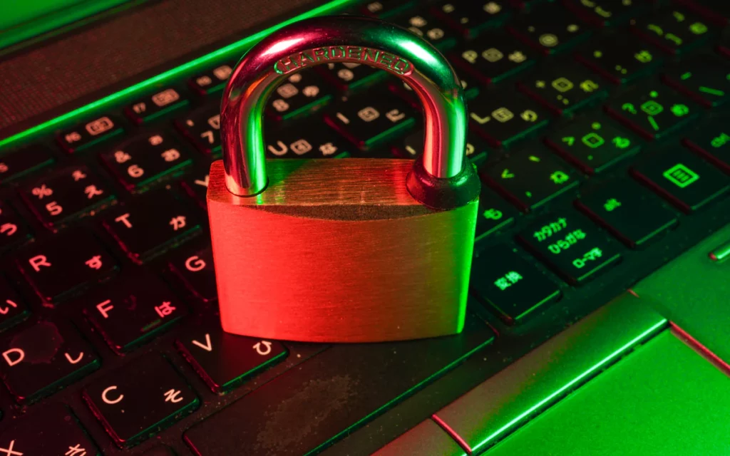 Cadenas posé sur un clavier