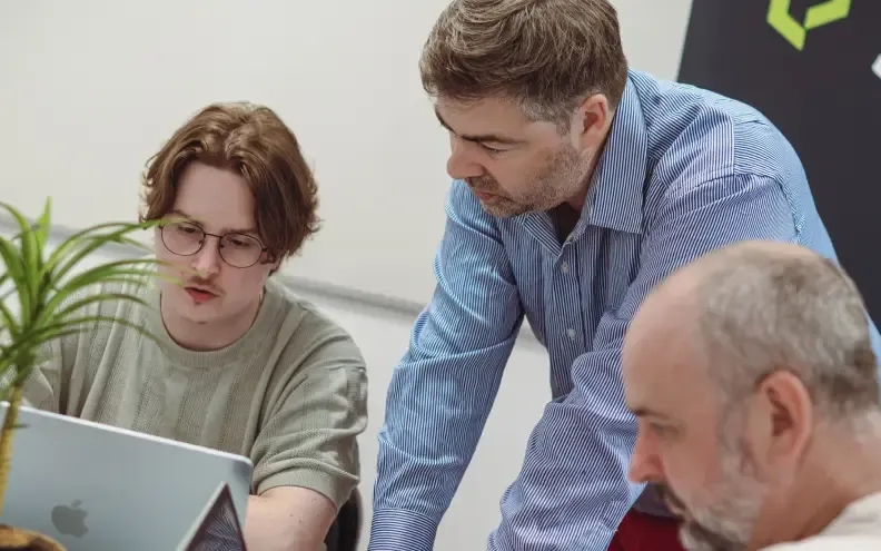 Un membre de l'équipe Yima accompagne un collaborateur
