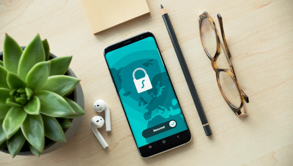 Smartphone affichant un cadenas de sécurité